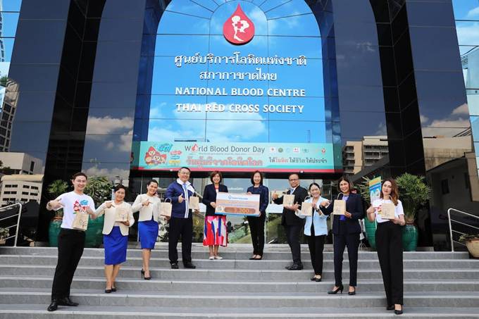 ธนาคารกรุงเทพ มอบถุงกระดาษรักษ์โลก 3,200 ใบ พร้อมเงินสมทบทุน 100,000 บาทบำรุงสภากาชาดไทย