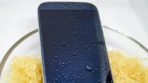 Apple เตือนเอง ห้ามเอา ‘iPhone’ เปียก ไปแช่ข้าวสารเด็ดขาด